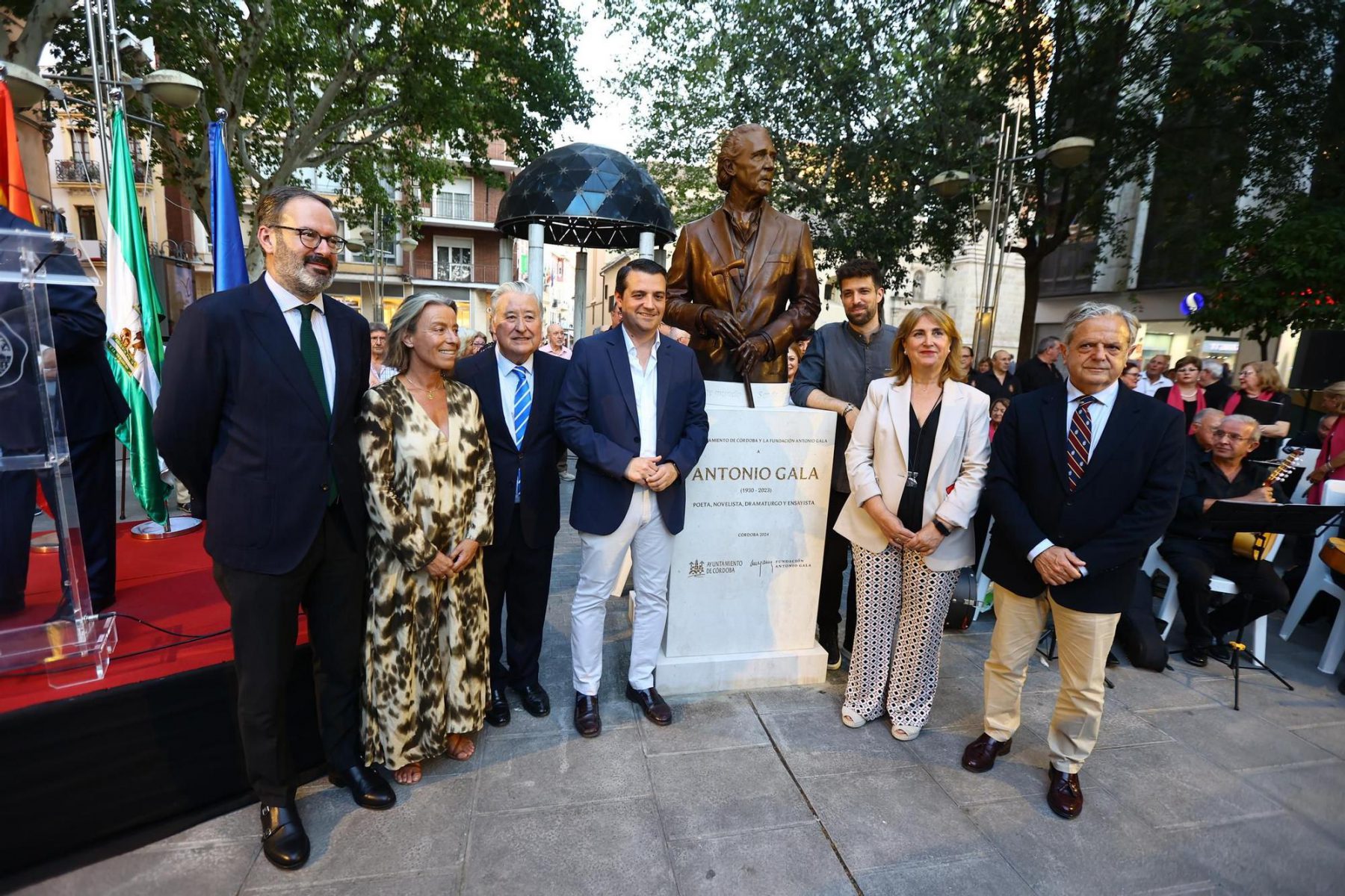 Inaugurada La Escultura De Antonio Gala En El Centro De C Rdoba